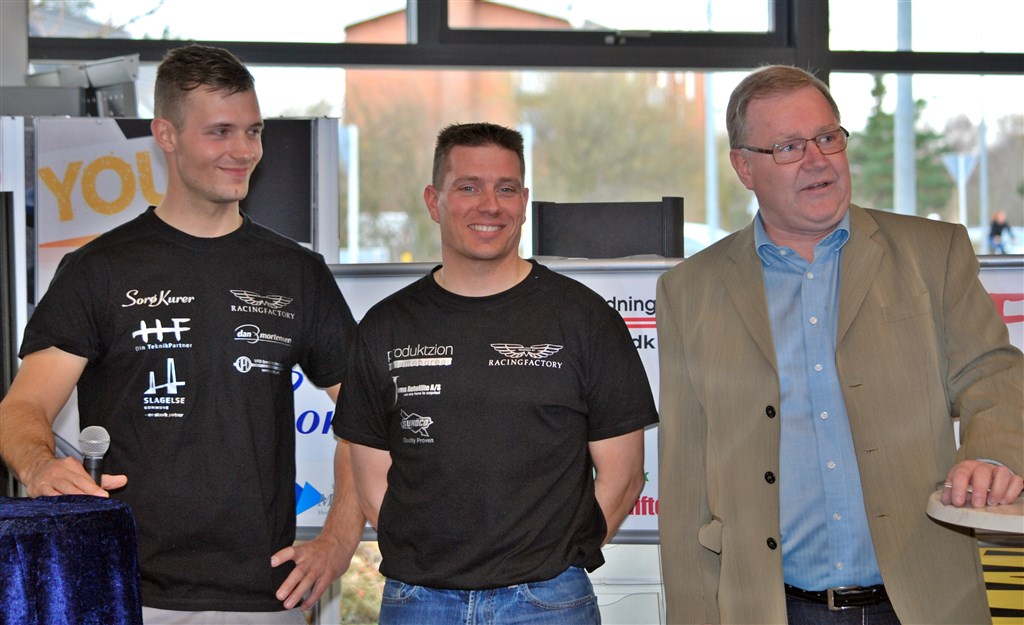 Fra v: Mikkel C. Johansen – Ronnie Bremer – og Mikkel’s mentor Dan B. Mortensen.
(Foto: Racemag.dk)